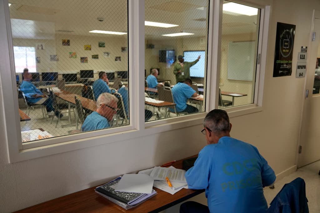 La prisión de San Quentin, históricamente conocida por ser el hogar del corredor de la muerte más grande de Estados Unidos, ha avanzado en programas innovadores para la rehabilitación de reclusos, lo que ha despertado tanto entusiasmo como escepticismo. En la foto hombres encarcelados participan en un programa educativo de Mt. Tamalpais College durante una gira de prensa en la prisión estatal de San Quentin, California, el 26 de julio de 2023.