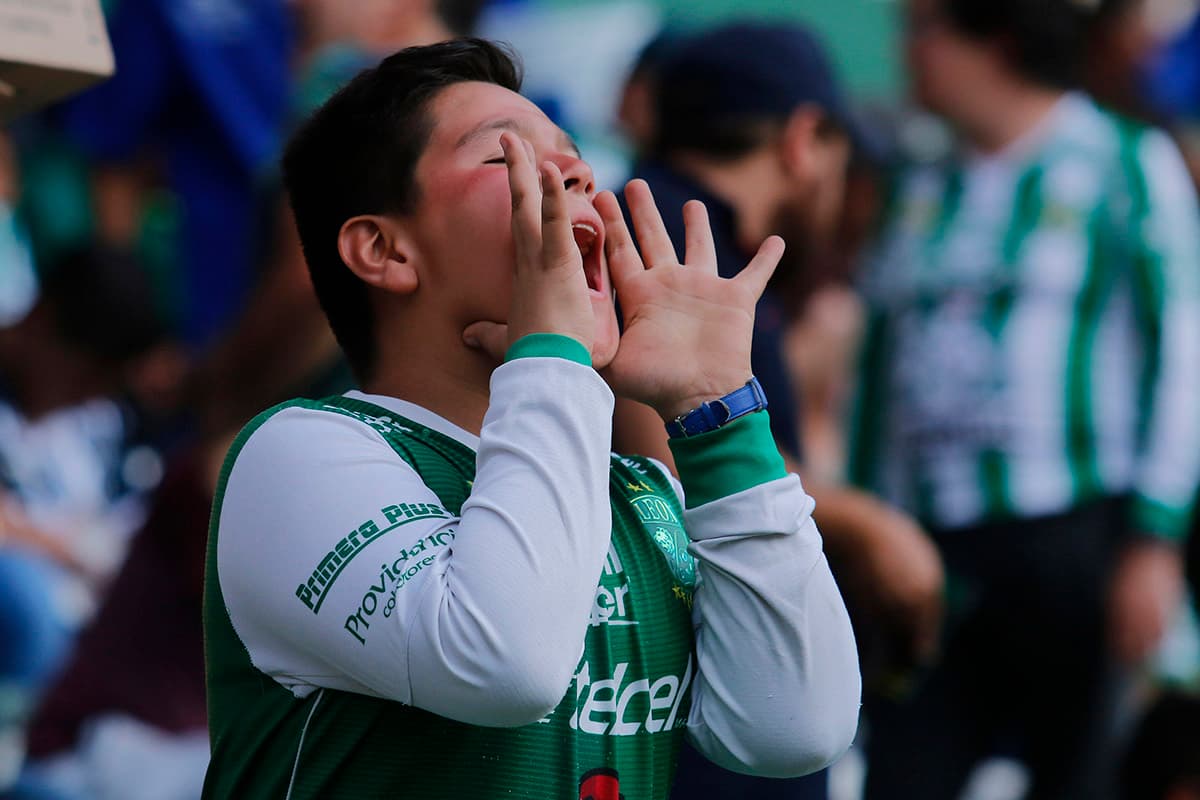 Los fanáticos mostraron su desaprobación al arbitraje de Erick Yair Miranda.