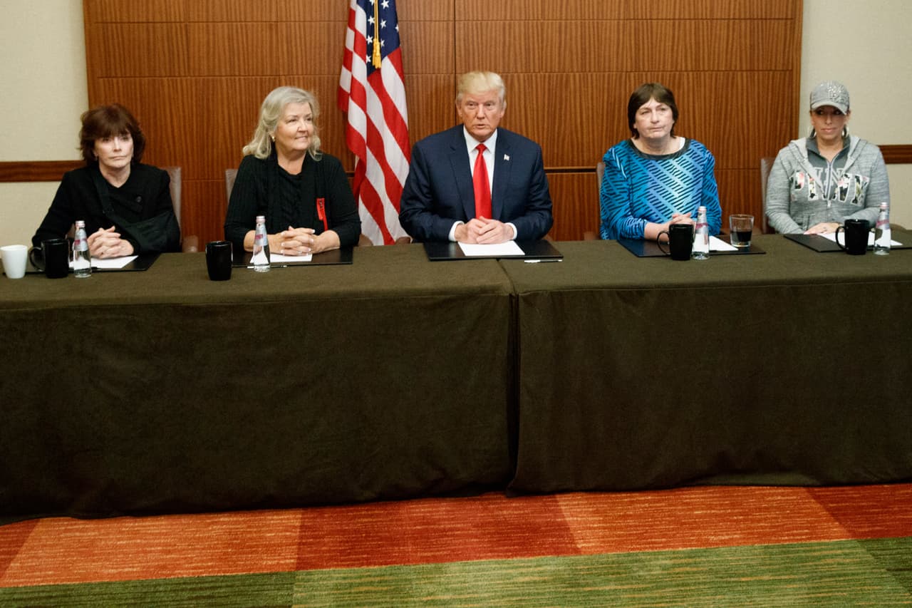 <b>Todas contra Bill.</b> El candidato republicano se presentó en un hotel de St. Louis con
<b><a href="http://www.univision.com/noticias/elecciones-2016/estas-son-las-mujeres-que-trump-ha-reunido-para-acusar-a-bill-clinton-de-abusos-sexuales">tres mujeres que denunciaron agresiones sexuales de Bill Clinton:</a></b> Kathleen Willey, Paula Jones y Juanita Broaddrick. En la comparecencia también estaba Kathy Shelton, que acusa a Hillary Clinton de defender a su supuesto violador. Todo esto horas antes del segundo debate presidencial. 7 de octubre de 2016.