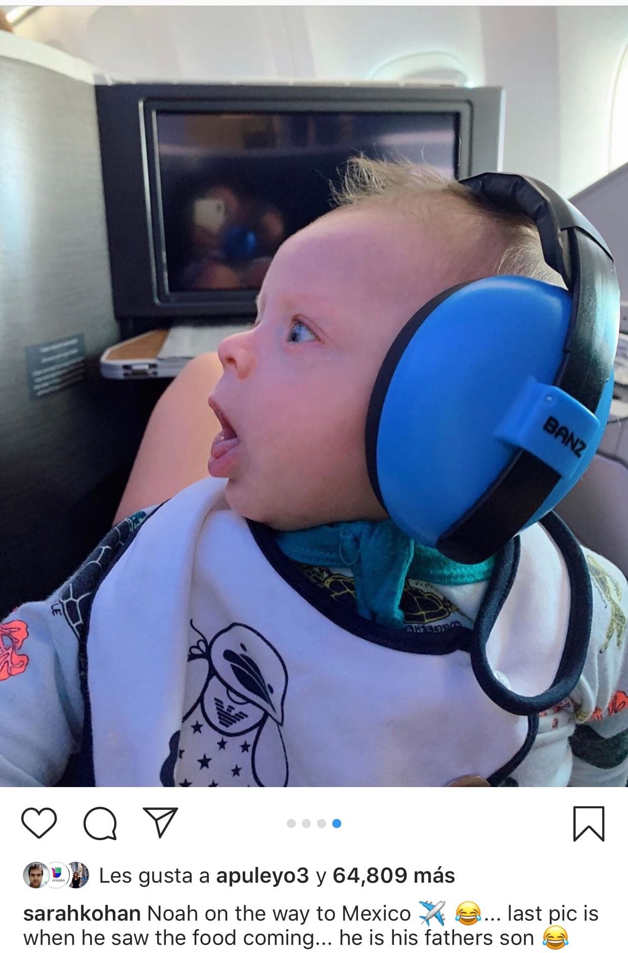 En esta imagen, Noah luce sorprendido y en el pie de foto su madre explicó el momento: "Noah de camino a México… La última foto es cuando vio que la comida venía… 
<b><a href="https://www.univision.com/famosos/el-bebe-del-chicharito-hernandez-descubrio-que-tiene-un-gemelo-de-31-anos-fotos" target="_blank">él es hijo de su padre</a></b>", expresó la modelo.