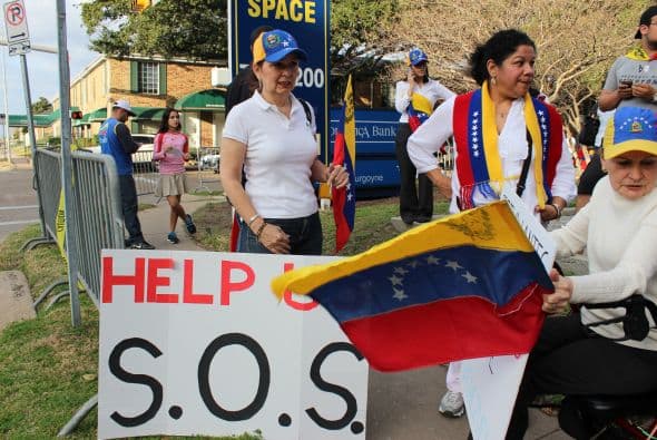 A cantos y gritos pidieron paz y libertad en la calle Westheimer, una de las más transitadas de Houston. 
