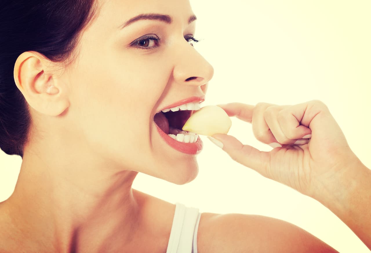 <b>¿Cómo lo tomo?</b> La recomendación es consumir un diente de ajo fresco en ayunas. Si su sabor te parece muy fuerte puedes acudir a las cápsulas de ajo. También incluye el ajo en la mayoría de tus alimentos. 
<br>