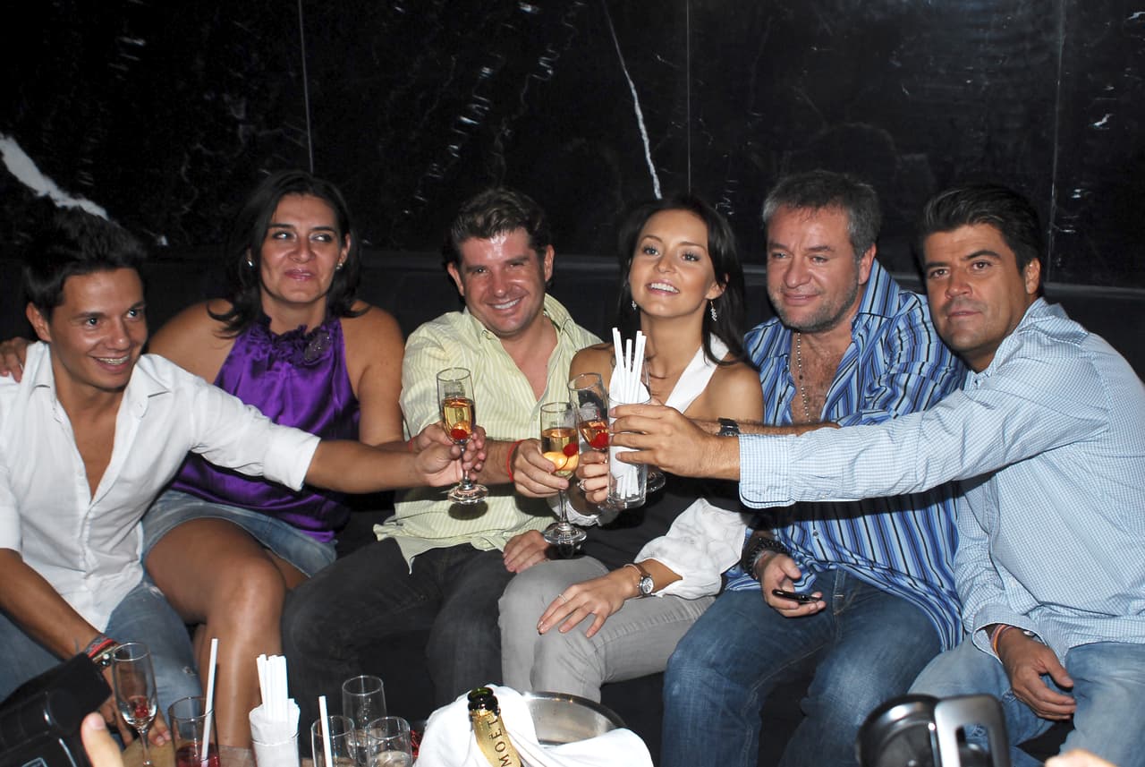 La relación que mantuvieron trajo algunas dificultades para la actriz. Por ejemplo,
<a href="https://www.univision.com/famosos/angelique-boyer-admite-que-su-relacion-con-el-guero-castro-fue-una-de-las-razones-por-las-que-se-fue-de-casa-fotos" target="_blank">se distanció de sus padres</a> y dejó de vivir con ellos porque Sylvie Rousseau y Patrick Boyer no estaban de acuerdo en que ella tuviera un noviazgo con alguien que le llevara tantos años.
<br>