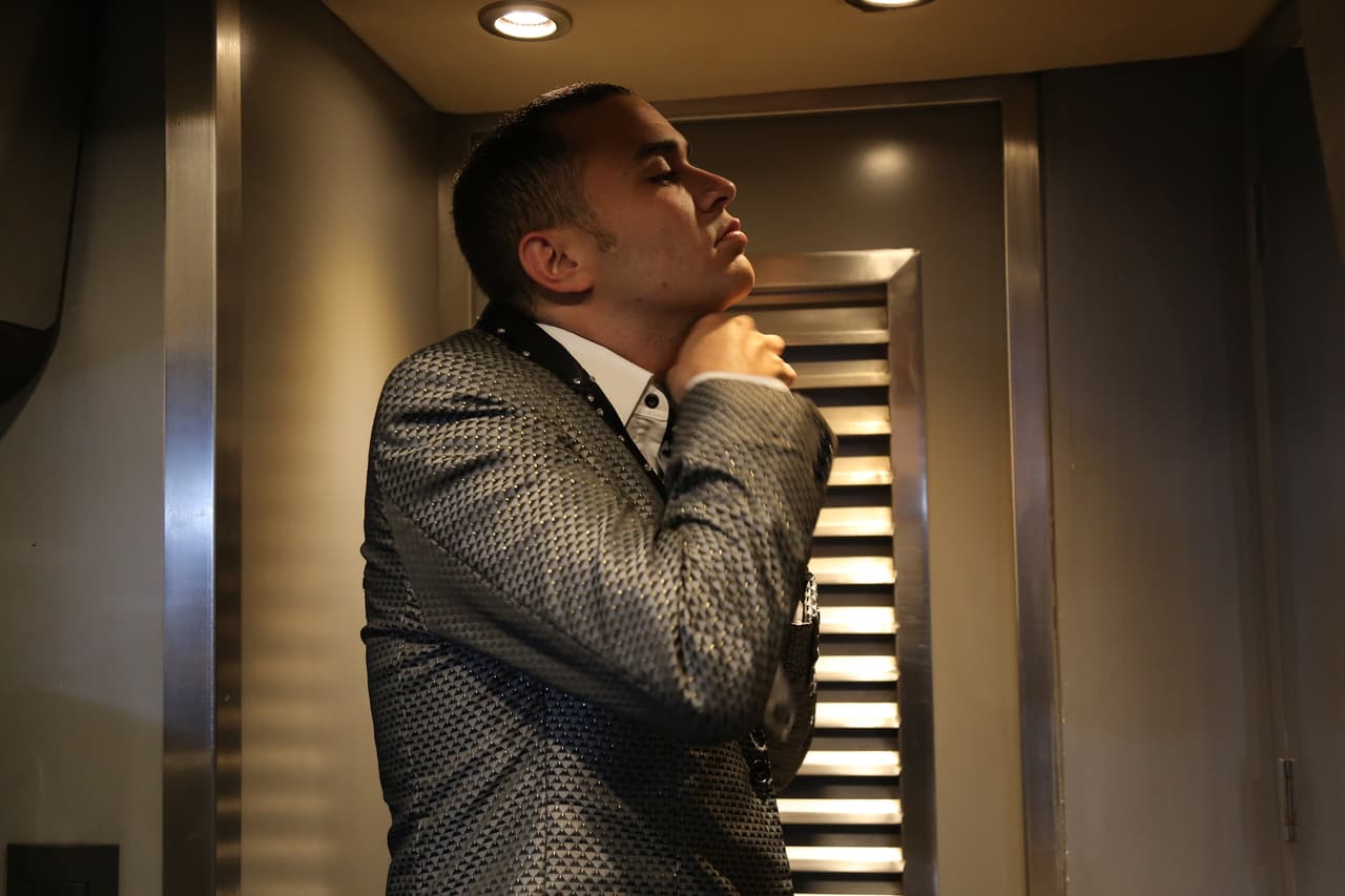 Una vez el bus llega a su destino final, la acción comienza para los integrantes de El Recodo, quienes empiezan a ensayar los instrumentos y a ultimar cada detalle para subir al escenario y complacer al público.