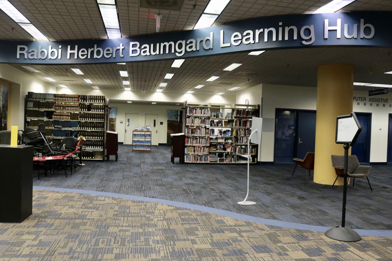 En el segundo piso de la 'Steven and Dorothea Green Library' se encuentra el 
<a href="http://dpanther.fiu.edu/dPanther/collections/baum" target="_blank">centro integral Rabbi Herbert Baumgard </a>que permite el uso de computadoras, impresoras, escáner y edición multimedia.