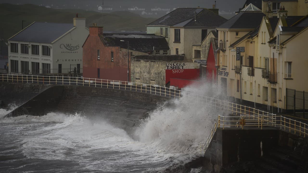 Un extraño huracán golpea Europa, tiñe de naranja el cielo y ya deja al menos tres muertos