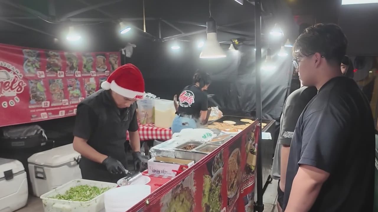 "Por necesidad": Vendedores ambulantes salen a trabajar a pesar de alertas por fuerte tormenta
