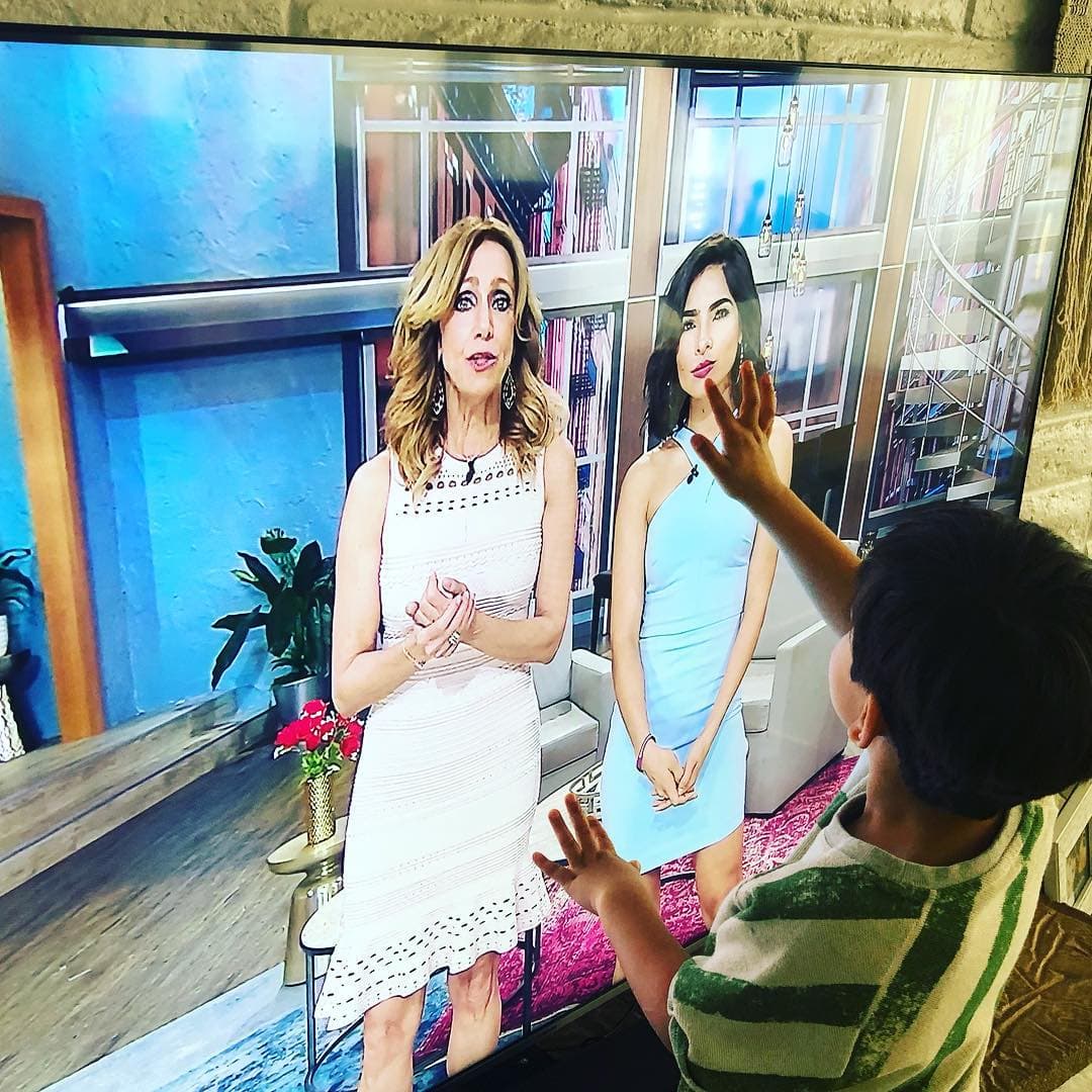 El papá de Matteo, Aníbal Marrero, también compartió una imagen en la que su hijo acaricia la cara de su madre en la televisión.