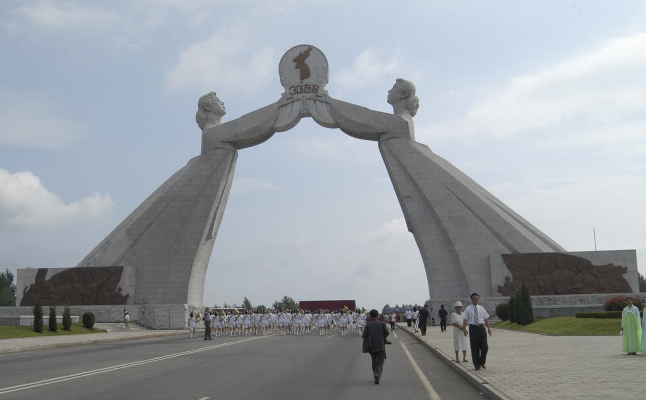 <b>El Arco de la Reunificación.</b> Fue construido en 2001 para conmemorar las propuestas de la reunificación de las dos Corea realizada por Kim Il Sung, el fundador de Corea del Norte. Las figuras de dos mujeres coreanas con vestimentas tradicionales que simbolizan el norte y el sur sostienen un mapa de Corea unificada.
