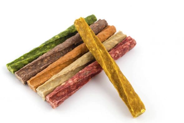 .Sticks. Una alternativa a los huesos de cuero son los ‘sticks’ rellenos, con sabor a pollo, carne o pescado.