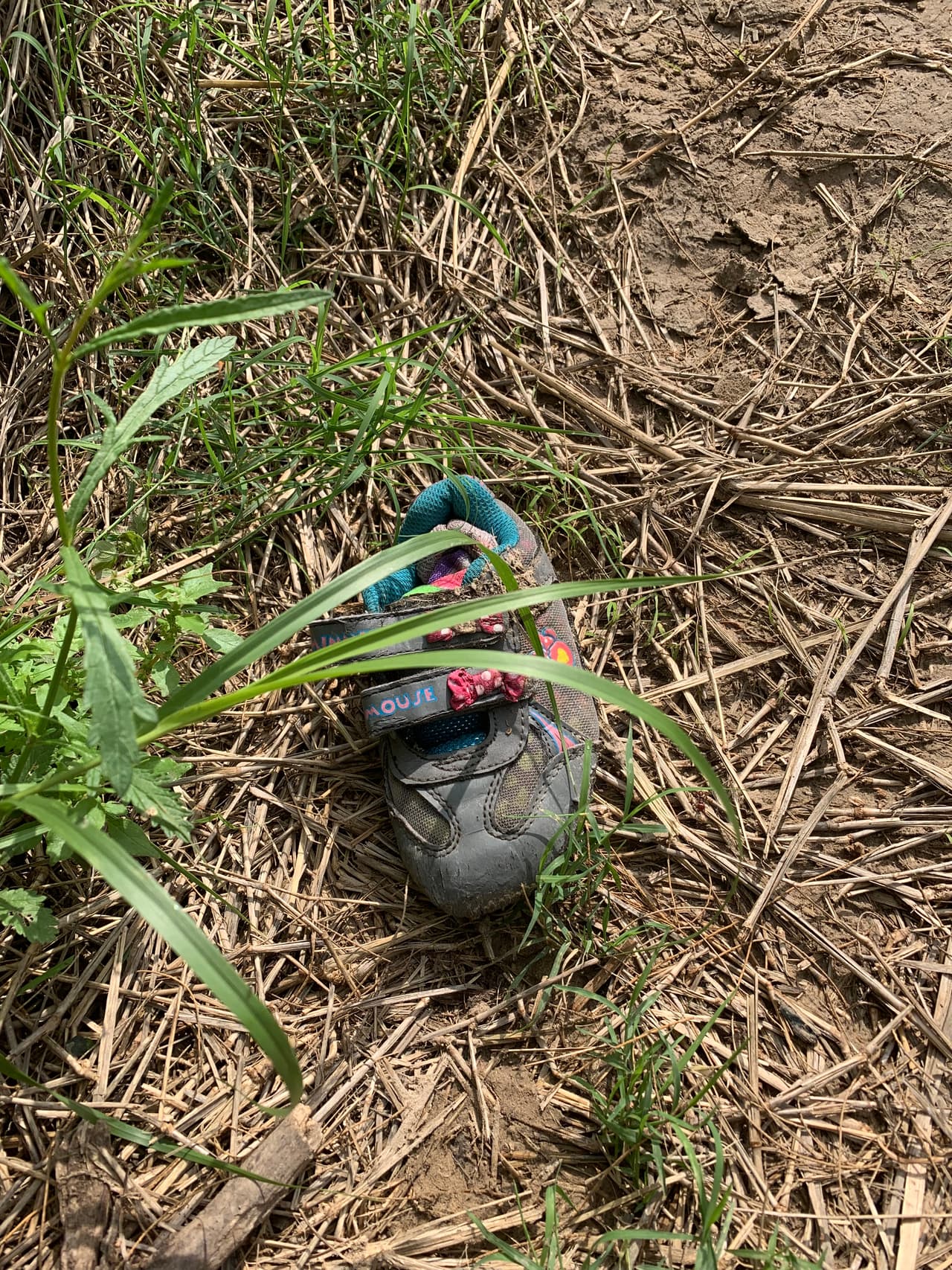 Por los senderos cercanos a las laderas del río se encuentran objetos abandonados que dan cuenta de que por allí cruzaron niños pequeños.