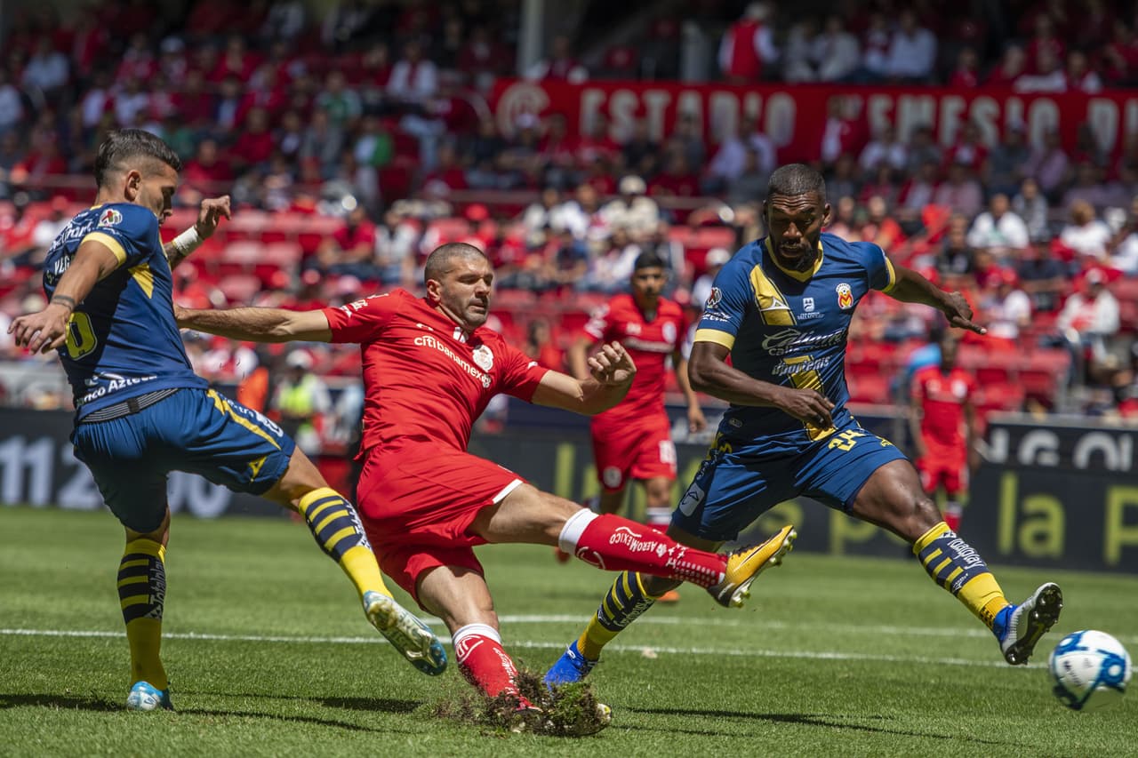 Disparo desviado de Gigliotti que vigila Sosa.