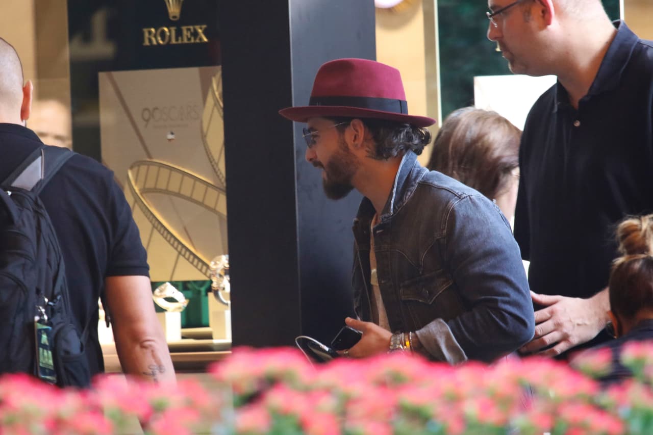 Al salir del establecimiento, Maluma presumía en su muñeca el Rolex, modelo Cosmograph Daytona.