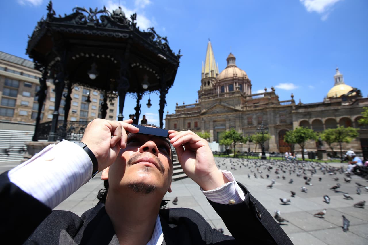 <b>MÉXICO.</b> Decenas de personas observaron el eclipse parcial de sol desde varios puntos del país. Esta imagen es de Guadalajara.
<b><a href="http://www.univision.com/noticias/eclipse-solar/mexico-tambien-se-tomo-una-pausa-para-mirar-al-cielo-y-disfrutar-del-eclipse-fotos" target="_blank">Aquí puedes ver más fotos de cómo se vivió en México</a></b>.