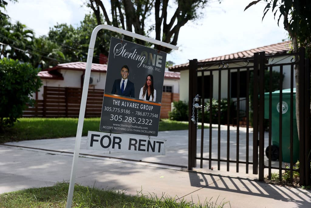 La encuesta publicada por Realtor.com 
<b>encuentra que el aumento del costo de la vivienda es la causa principal de la tensión financiera entre los inquilinos,</b> incluso más que el costo de la comida o el transporte.