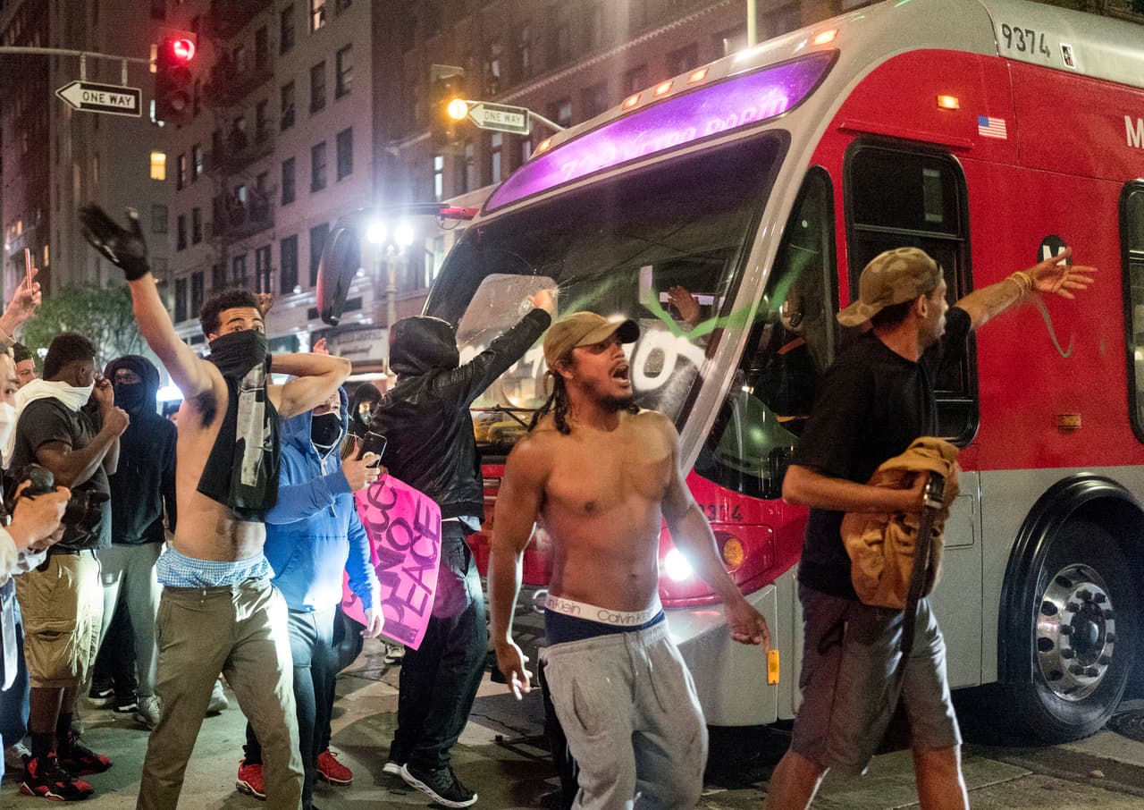 Algunas personas iniciaron a lanzar objetos y vandalizar patrullas de la policía, negocios y espacios públicos en el centro de la ciudad.