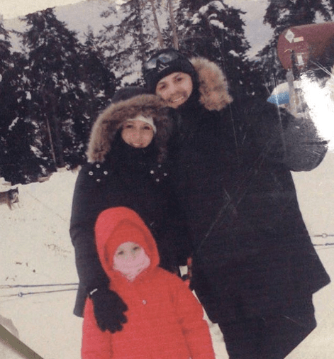 De hecho, en abril pasado, la chica dio crédito a su padrastro cuando sus fans le preguntaron en qué creía que se parecía a sus padres. En la respuesta, no solo incluyó a quien le dio la vida, sino también a quien formó parte de su educación desde el seno familiar. 
<br>