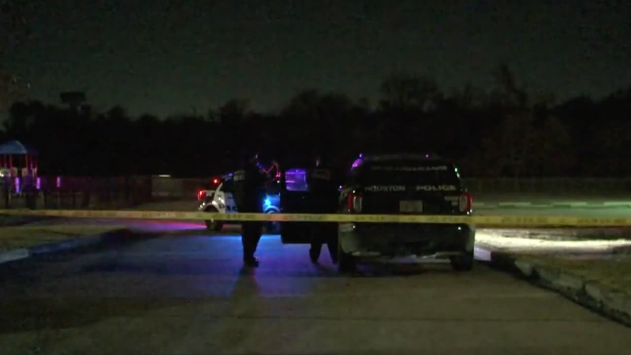El hombre estuvo sentado en la camioneta durante unos 15 minutos cuando un sedán Chrysler de color oscuro se detuvo con tres
<a href="https://www.univision.com/local/houston-kxln/fugitivo-robo-convertidores-cataliticos-houston">sospechosos</a> adentro.
