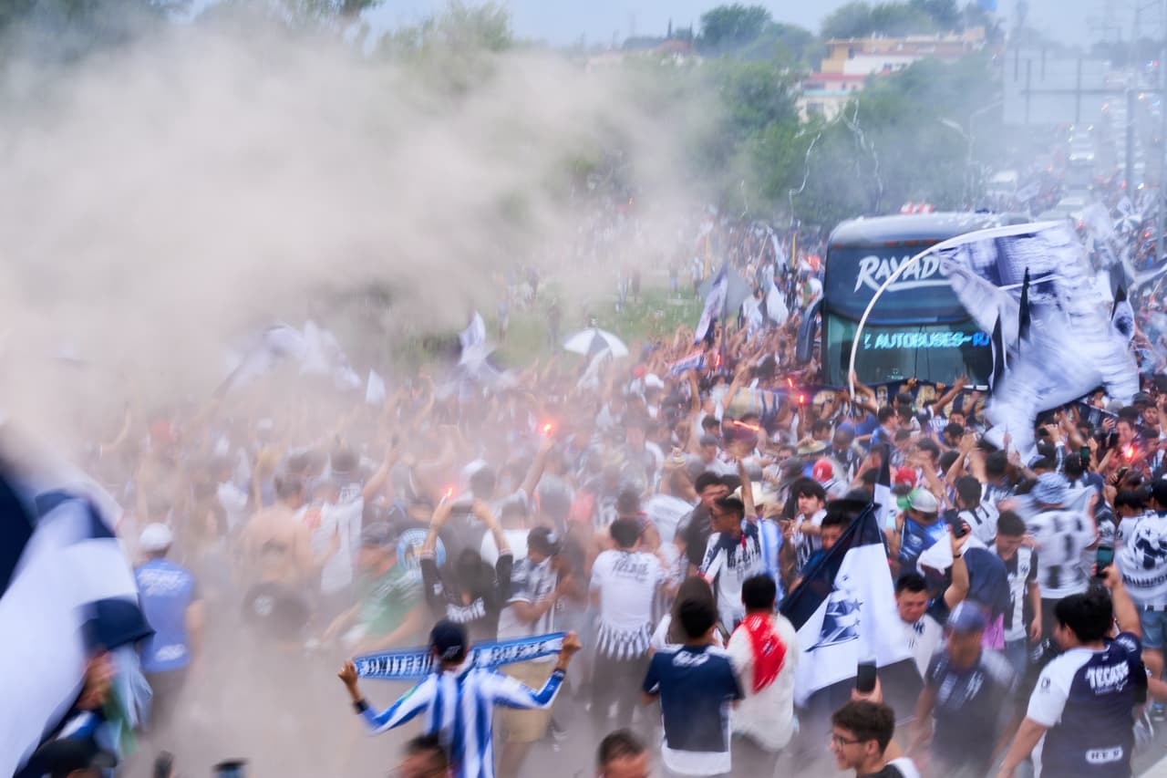 La gente de Rayados apoyó desde la llegada del autobús.