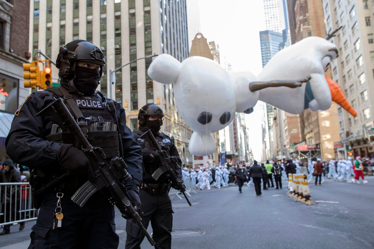 <b>Tradición y seguridad en Nueva York. </b>Decenas de carrozas y globos, más de 8,000 participantes y tres millones de espectadores estuvieron en uno de los
<a href="https://www.univision.com/noticias/trending/las-mejores-20-imagenes-aasi-fue-el-gran-desfile-del-dia-de-accion-de-gracias-de-nueva-york-fotos"> desfiles del Día de Acción de Gracias</a> más fríos de la historia en la Gran Manzana. El evento,
<a href="https://www.univision.com/noticias/trending/de-mickey-mouse-a-goku-mira-como-ha-cambiado-el-tradicional-desfile-del-dia-de-accion-de-gracias-en-nueva-york-en-casi-100-anos-fotos">organizado por la tienda Macy’s desde 1924</a>, fue custodiado fuertemente por la policía de la ciudad. 22 de noviembre de 2018.