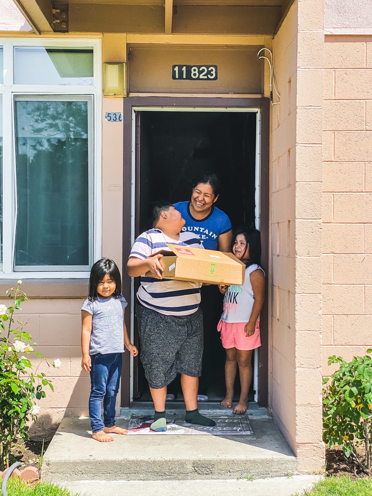 27% de los adultos de Estados Unidos no posee una computadora o dispositivo portátil y 3,7 millones de estudiantes en los hogares carecen de acceso a internet para la educación a distancia. Human-I-T busca cerrar esta brecha digital a través de su programa de donación de tecnología.
<br>