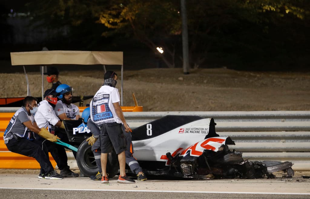Romain Grosjean perdió el control de su monoplaza tras rozar su llanta con otro piloto, perdió el contro y se impactó con una barda. El piloto francés logró salir ileso de su auto en llamas con leves quemaduras en manos y pies durante el Gran Premio de Barein en la Formula 1.