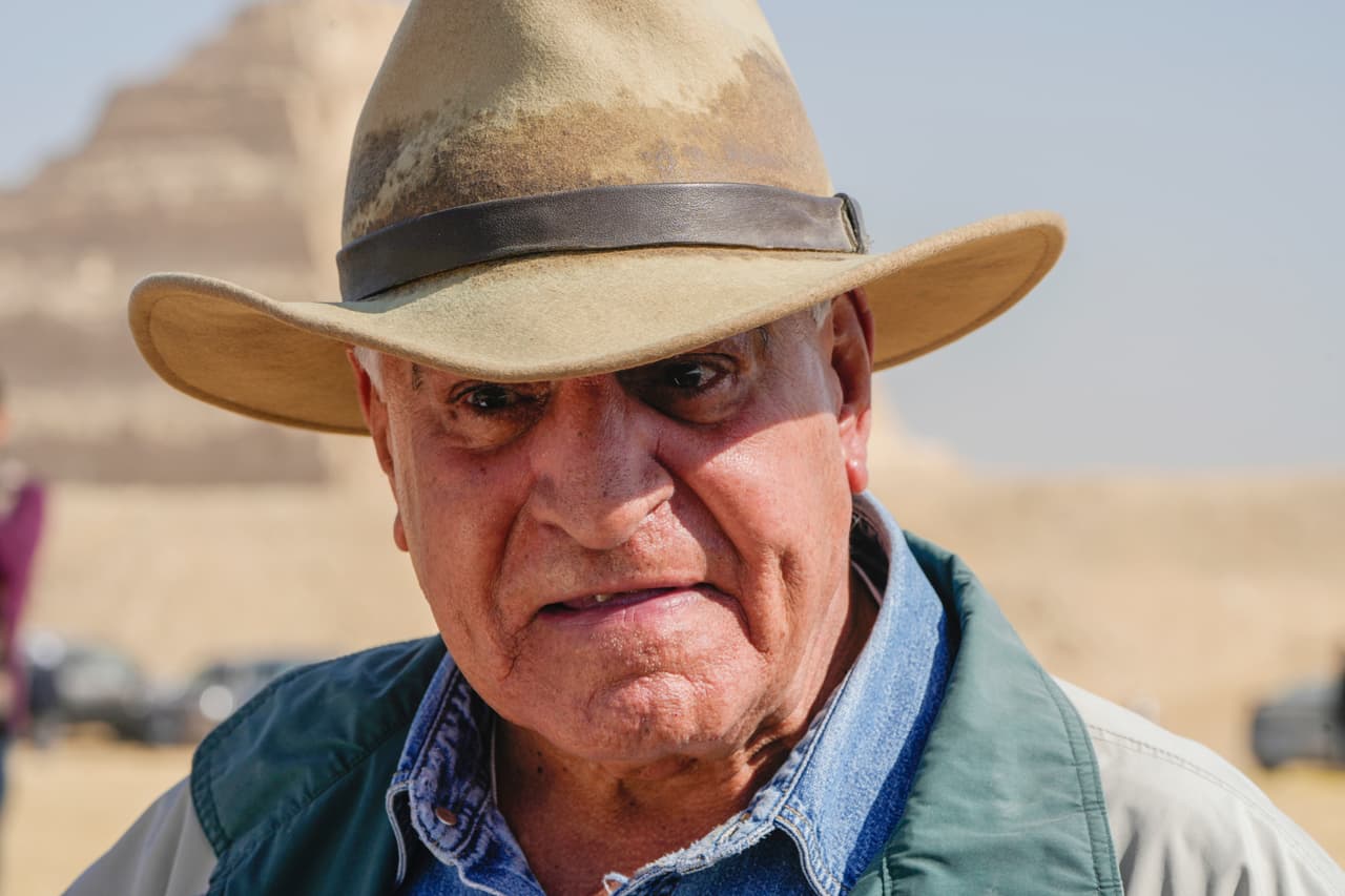 El arqueólogo egipcio Zahi Hawass, director del equipo de excavación egipcio, habla durante una conferencia de prensa en el sitio de la pirámide escalonada de Djoser en Saqqara, a 24 kilómetros (15 millas) al suroeste de El Cairo, Egipto, este jueves 26 de enero de 2023.