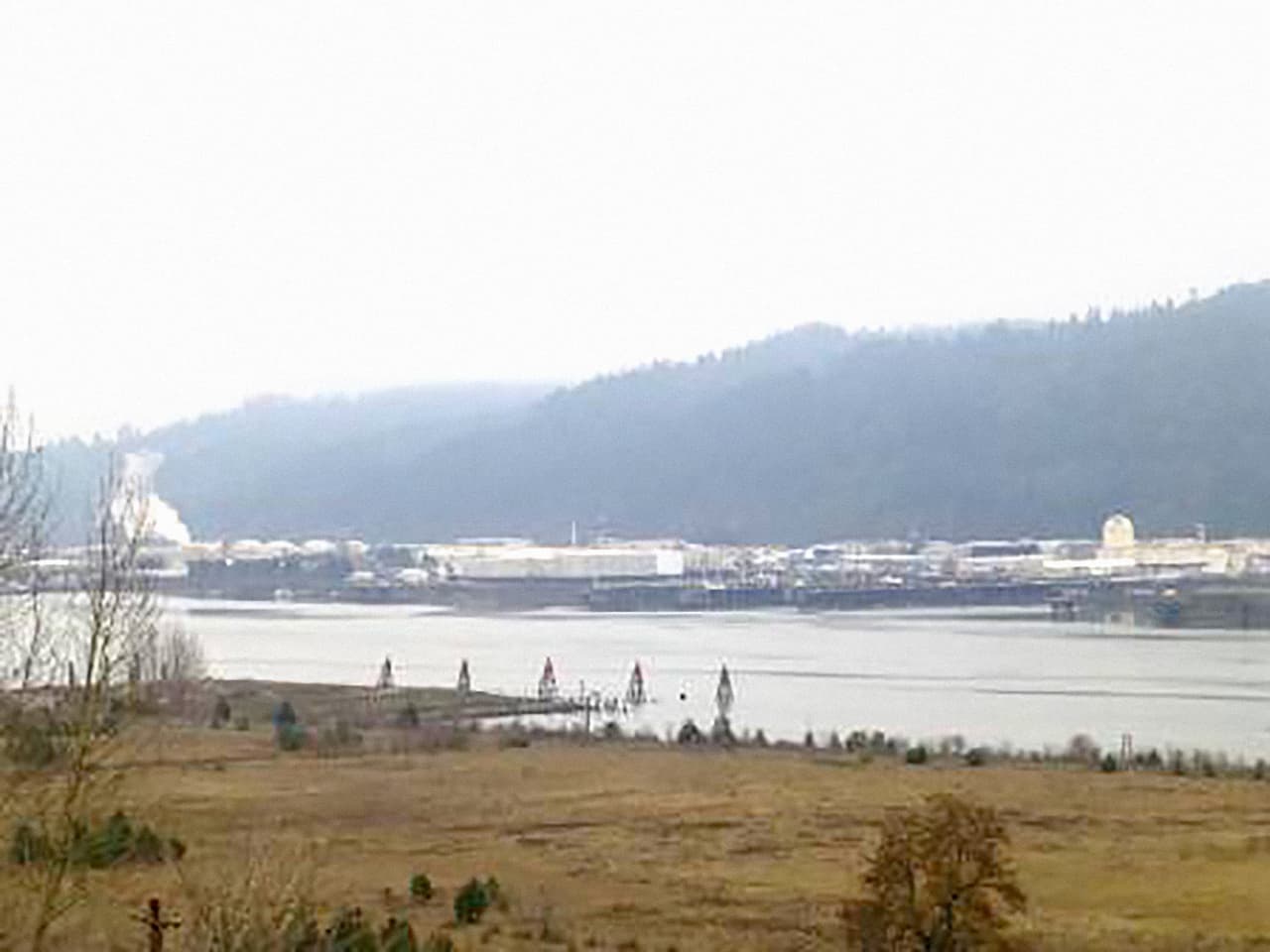 <b>Puesto 5. McCormick & Baxter Creosoting Co, en Stockton, California. 74.9 puntos en el sistema de clasificación de peligros.</b> Esta planta de conservación de madera está ubicada a unas 83 millas al este de San Francisco. Allí fueron tratados químicamente postes del alumbrado público y vías ferroviarias desde 1942 hasta 1990, y esas actividades contaminaron el suelo y el agua subterránea con pentaclorofenol, dioxina e hidrocarburos.