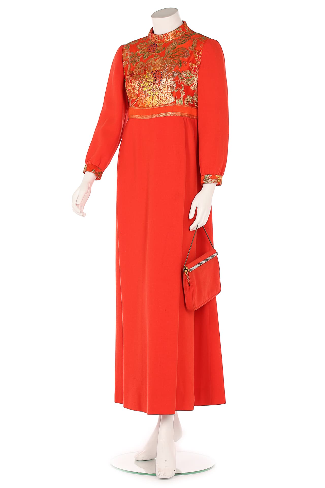 Lejos de los vestidos de líneas clásicas con chaqueta y falda que típicamente viste la reina Isabel II, la princesa Margarita prefería los vestidos de 
<b>colores intensos</b>, largos, con telas que se contorneaban al caminar como este 'maxi' naranja que usó para ir la la ópera en el 1971.