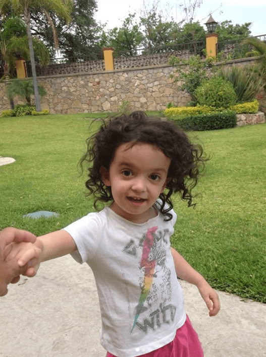 Metztli tiene 9 años, padece autismo y sordera. Es la más pequeña de las dos hijas de la vedette. Su padre, Erick Farjeat, es quien se ha encargado de cuidarla desde que era una bebé.
<br>