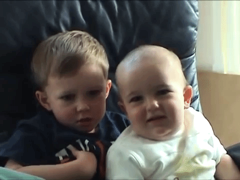 La risa de Charlie después de morder a su hermano es sensacional.