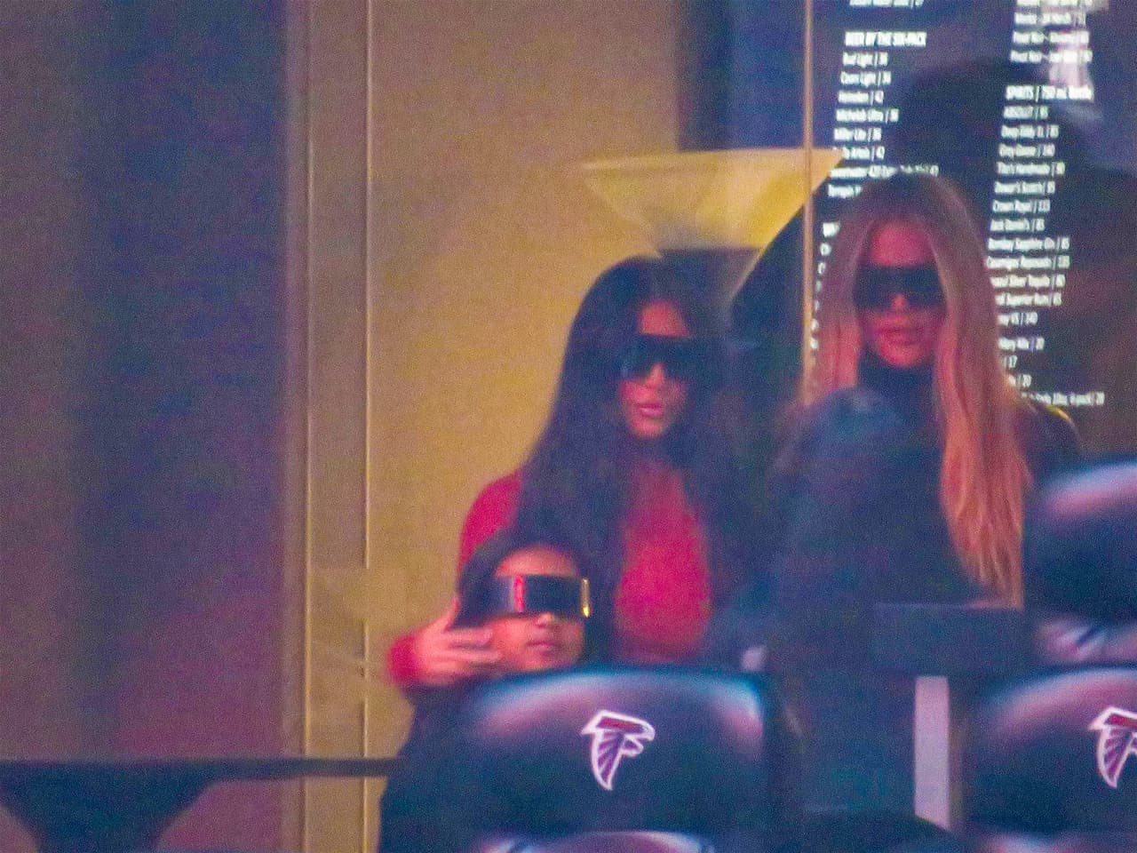 Una muestra más de que toda la familia Kardashian sigue siendo soporte de Kanye West fue la 
<b>asistencia de su excuñada Khloé Kardashian</b>.