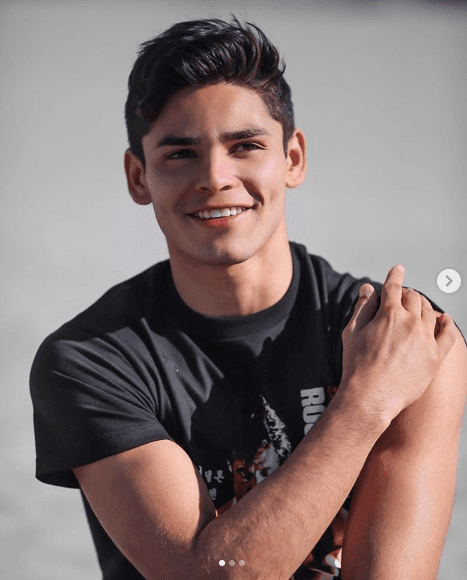 Aunque nació en Estados Unidos, se muestra orgulloso de sus raíces mexicanas. Este año figura en Premios Juventud dentro de la categoría On The Rise (Camino a la cima).