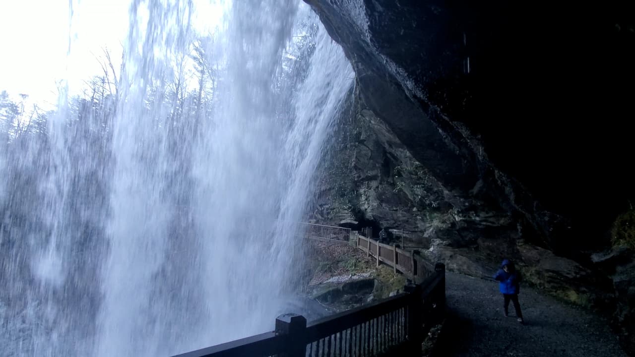 Desde atrás, puedes ver, escuchar y sentir la fuerza del agua sobre tu cabeza.