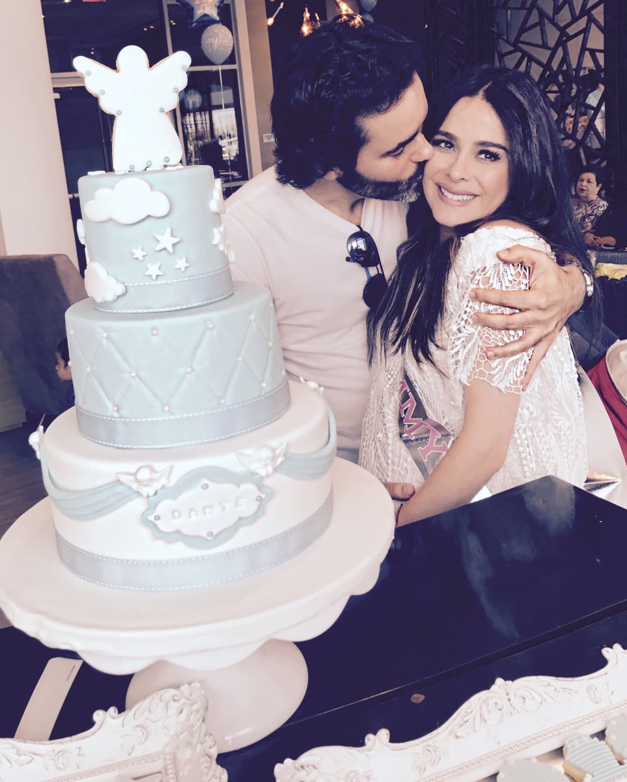 El bebé de la actriz llevará el nombre de Dante, así se dio a conocer gracias al pastel de dicho festejo.