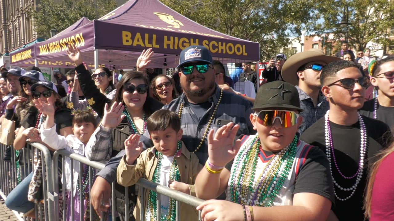 Como es la tradición, los asistentes pudieron llevarse los collares de colores.