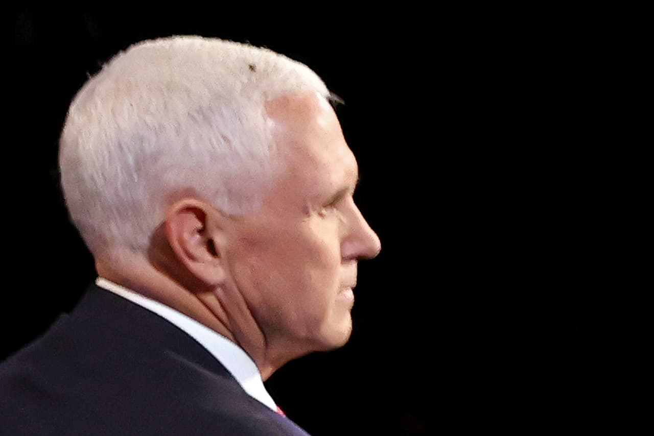 Una mosca se posa sobre la cabeza del vicepresidente Mike Pence mientras debate con la senadora Kamala Harris, el 7 de octubre del 2020 en la Universidad de Utah, en Salt Lake City.