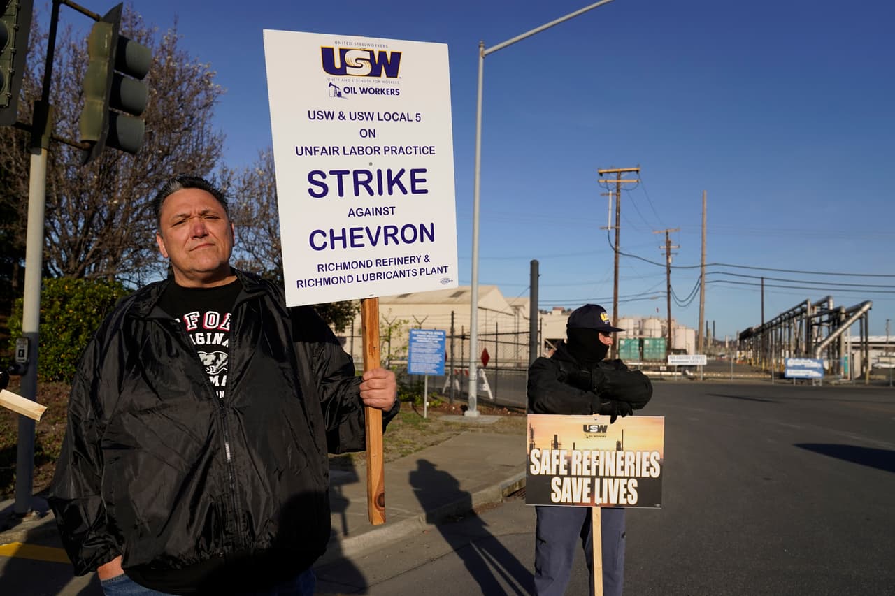El sindicato dijo que había negociado un acuerdo nacional para los trabajadores petroleros sobre salarios y condiciones de trabajo, pero que
<b>unas 200 unidades de negociación individuales aún tenían que negociar asuntos locales.</b>
<br>
