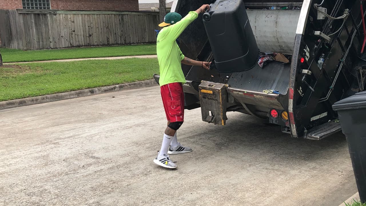 “Nos toca recoger cosas que la gente ya no quiere y no sabemos si alguna de las bolsas que tiran tiene la enfermedad, o si una persona estuvo en el hospital, esto me ha obligado a reducir el tiempo que paso con mi hijo,” continúo Grajales.
<br>