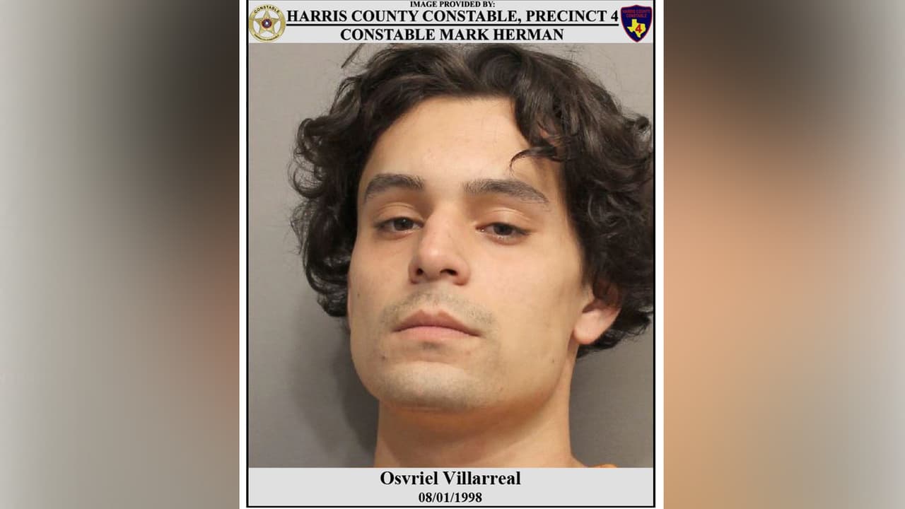 Según las autoridades, los tres menores se comportaron de manera violenta en el momento en que llegaron los agentes y uno de ellos agredió a un oficial. Este fue identificado como Osvriel Villarreal de 20 años.