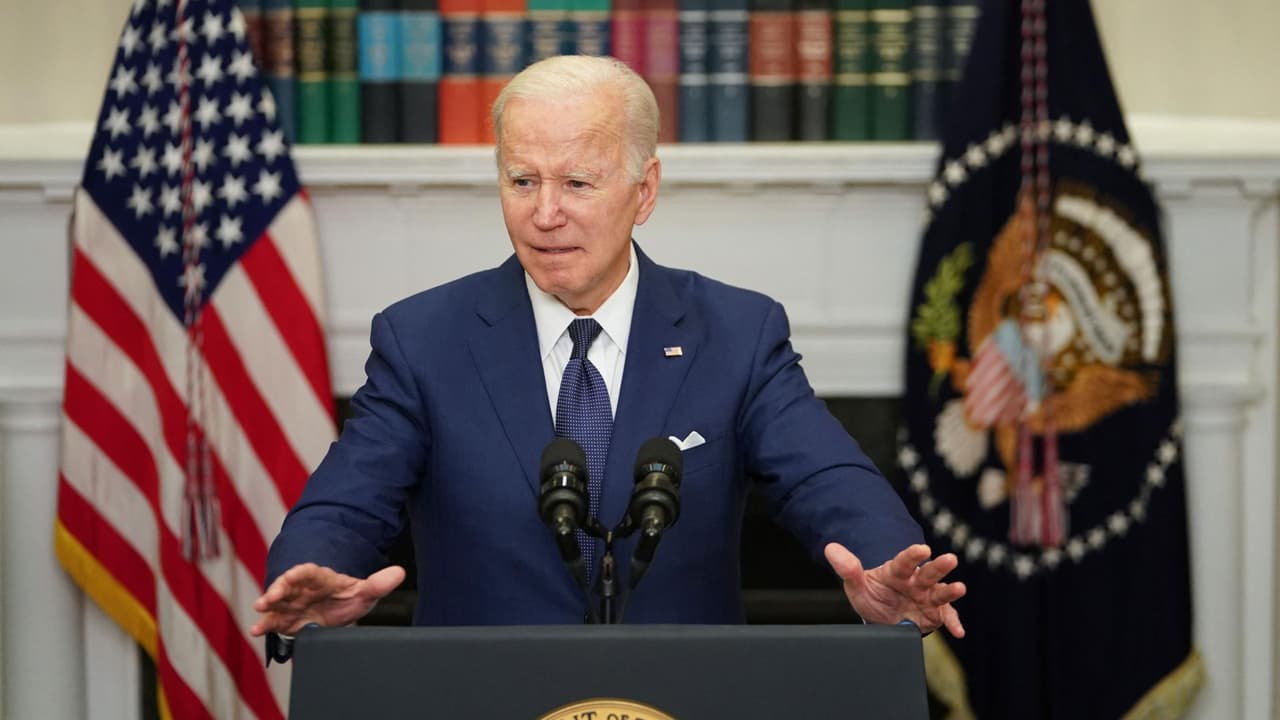 <b>En video:</b> El presidente Joe Biden lamentó que decenas de niños tuvieran que presenciar cómo sus compañeros fueron asesinados por el atacante. Además de pedir oración por las familias de las víctimas, el mandatario aseguró que es hora de concretar una legislación en contra de la fabricación y venta de armas de fuego en Estados Unidos.