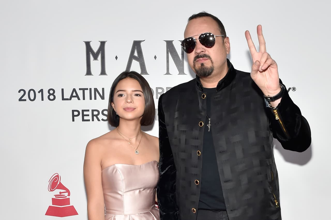 El joven, exponente del ‘corrido tumbado', una corriente que mezcla los corridos con el hip hop, se dio por aludido por unos comentarios que el 
<b><a href="https://www.univision.com/entretenimiento/con-los-ojos-rojos-angela-aguilar-revela-detalles-del-emotivo-abrazo-con-su-papa-tras-el-show-de-los-latin-grammy-video" target="_blank">padre de Ángela Aguilar</a></b> emitió acerca de los géneros musicales más actuales. 
<br>