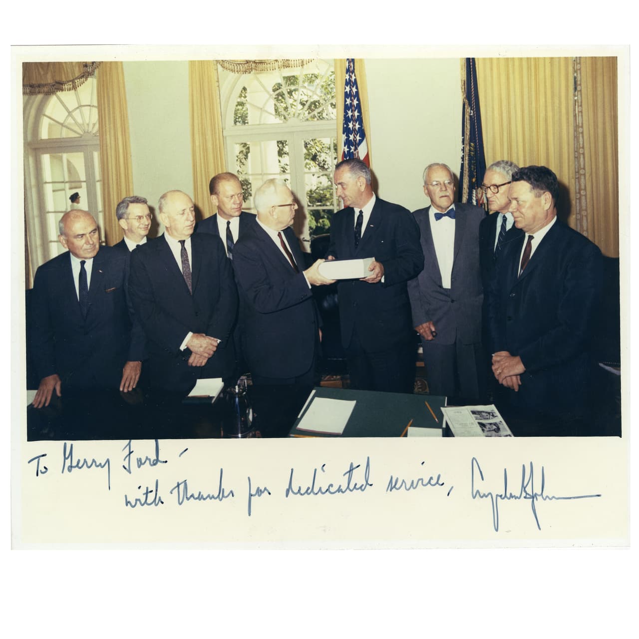 La Comisión Warren fue establecida el 29 de noviembre de 1963 por Lyndon Johnson para investigar el asesinato del presidente JFK. Encabezada por el magistrado y presidente de la Corte Suprema Earl Warren, las conclusiones de la comisión son consideradas por algunos incompletas. En la fotografía, el momento en que los integrantes de la comisión entregan los resultados al presidente Johnson en la oficina Oval.