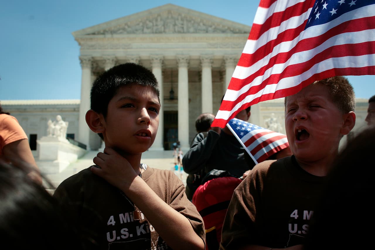 Critican al gobierno por la cancelación del programa que ofrece asistencia legal a inmigrantes