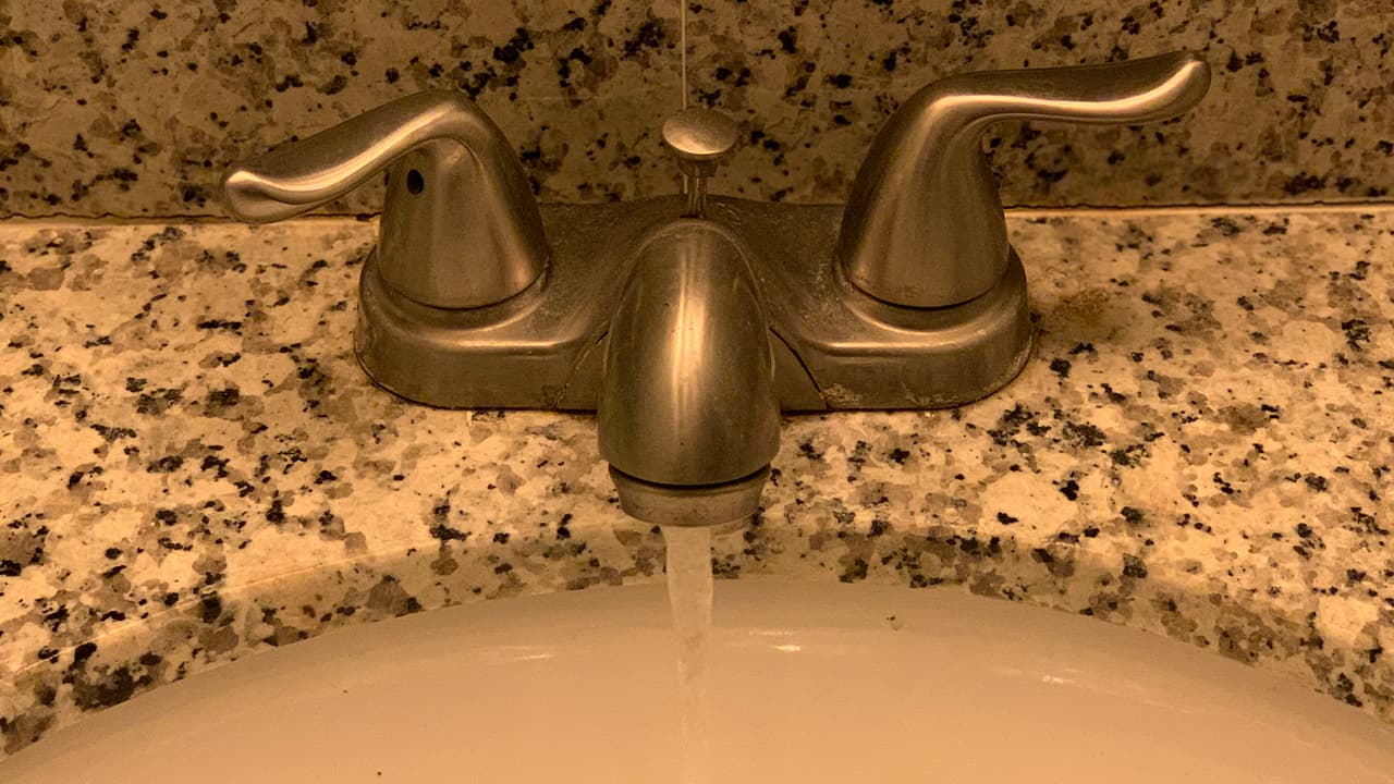 Por eso es necesario prevenir problemas de fugas en nuestra casa que pueden ser ocasionadas por tuberías que se revientan al congelarse.