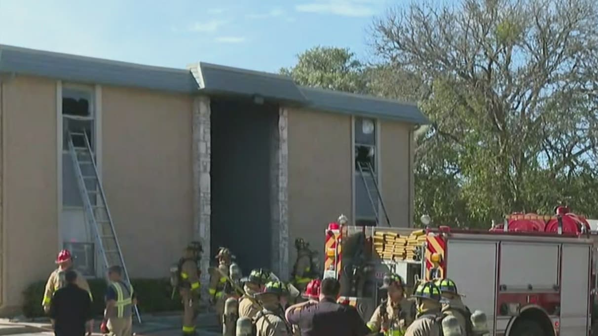 Bomberos de San Antonio lograron controlar un incendio ocurrido en un departamento ubicado en la cuadra 6100 de la calle Vance Jackson. El siniestro provocó que ocho familias fueran desplazadas.