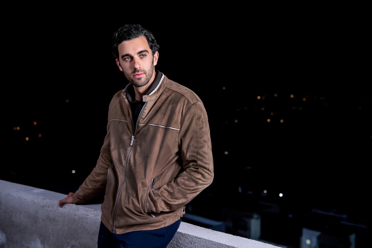 <b><a href="https://www.univision.com/temas/jose-pablo-minor" target="_blank">José Pablo Minor</a></b> será 
<b>Miguel</b>, pareja de Alejandro, quien a diferencia de él no tiene problemas en reconocer sus preferencias sexuales. Sin embargo, por amor a Alejandro tendrá que guardar las apariencias y presentarse como su mejor amigo.