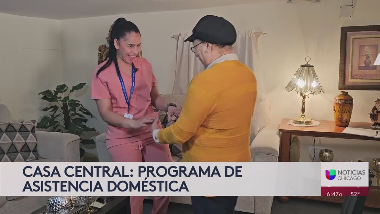 Rita Fernández bailando con sus nueros, para quienes trabaja como asistente doméstica en Chicago