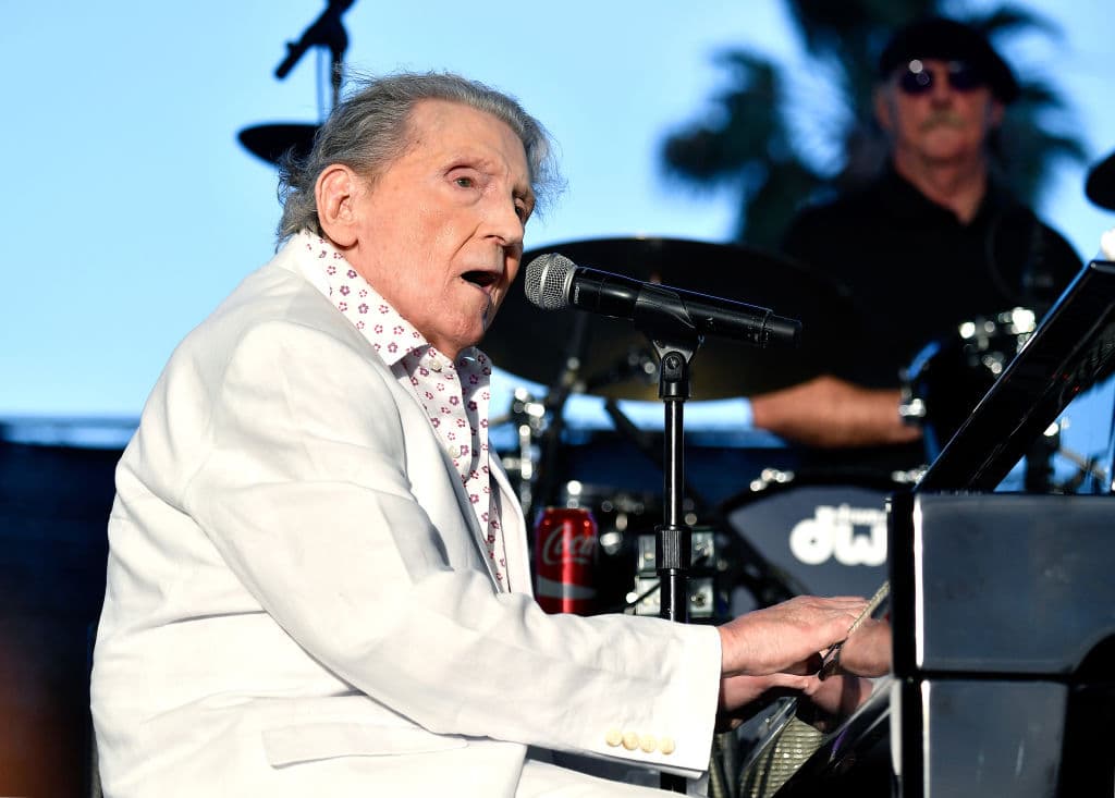 <b><a href="https://www.univision.com/noticias/obituario/muere-a-los-91-anos-jerry-lewis-el-genio-de-la-comedia-estadounidense">Jerry Lee Lewis</a>, músico</b>
<br>
<br>Lewis murió el 28 de octubre en su casa en el condado de Desoto, Mississippi. Tenía 87 años.
<br>
<br>Lewis fue un destacado pianista y un ‘chico malo’ del rock & roll contemporáneo de Elvis Presley, y considerado uno de los padres de este género musicar. Lewis fue autor de éxitos que se convirtieron en clásicos como ‘Great Balls of Fire’. La causa de su muerte no fue informada, pero falleció en su casa con su esposa, Judith Coghlan, a su lado. 
<br>