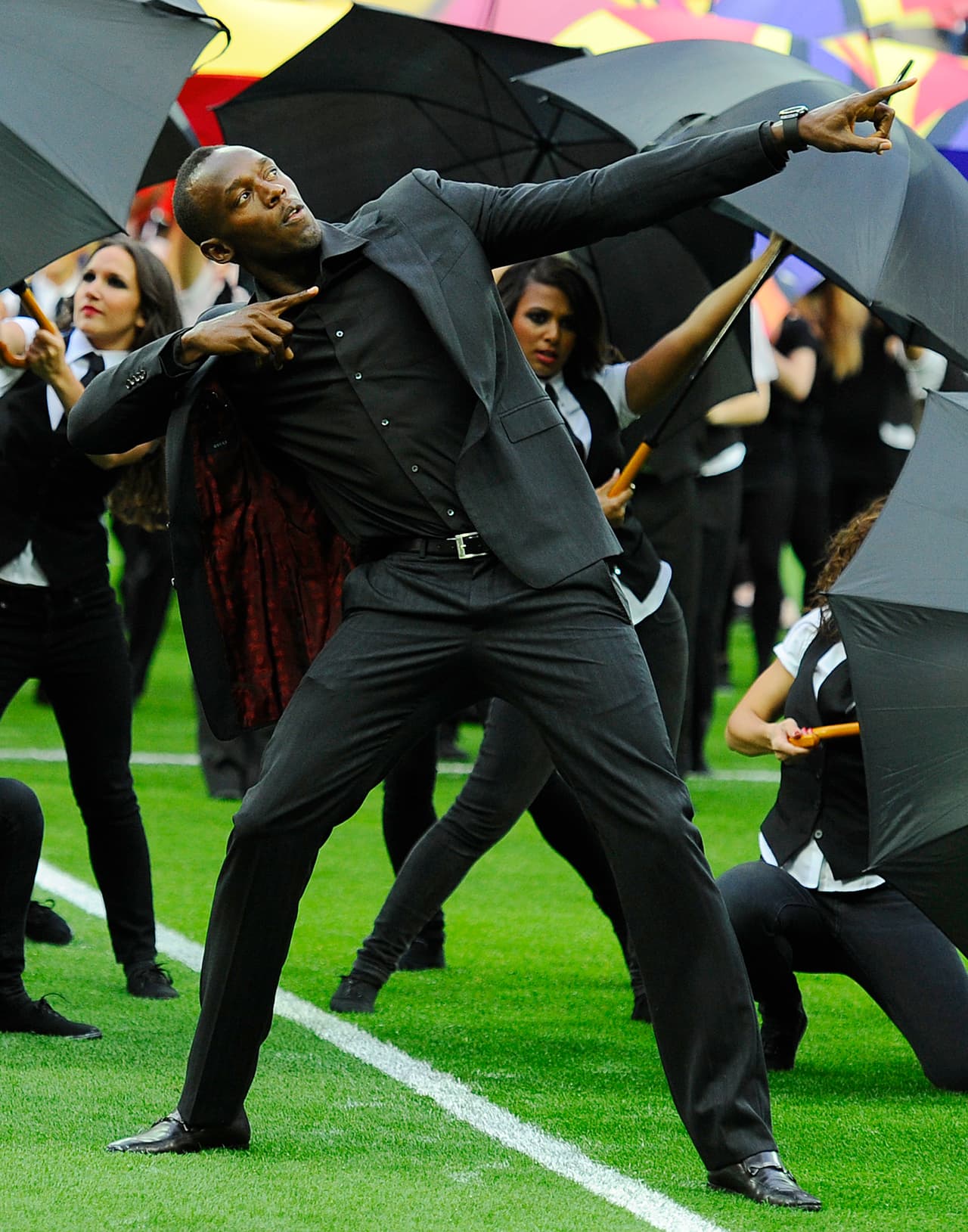 Su clásica pose, durante la ceremonia de apertura del partido final de la Copa UEFA, en Londres, 2011.